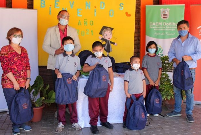 El Teniente entrega mochilas con kits sanitarios para niños de Doñihue