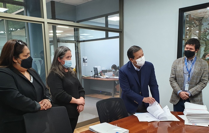 Director de SERVIU y vecinas dan el vamos al ingreso de escrituras de la Villa Nueva Cordillera al CBR