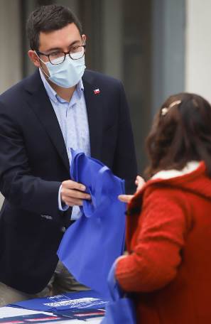 SEREMI de Gobierno realiza entrega de la Guía de Fondos Concursables 2021