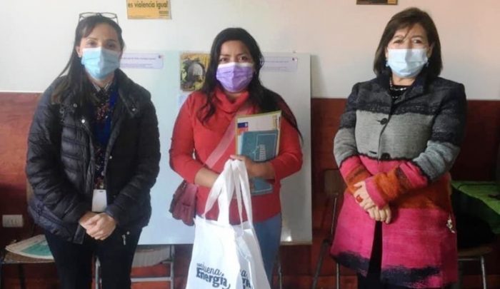 Mujeres beneficiarias de PRODEMU recibieron ampolletas Led para ahorrar en las cuentas de la luz