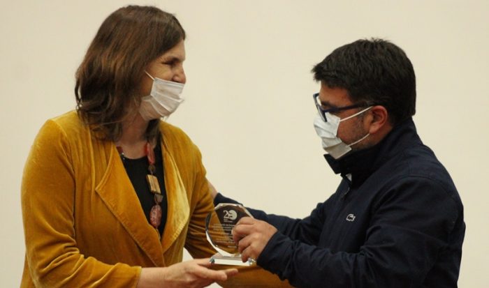 Alcalde Juan Ramón Godoy recibe premio de la FOJI para Casa de la Cultura de Rancagua
