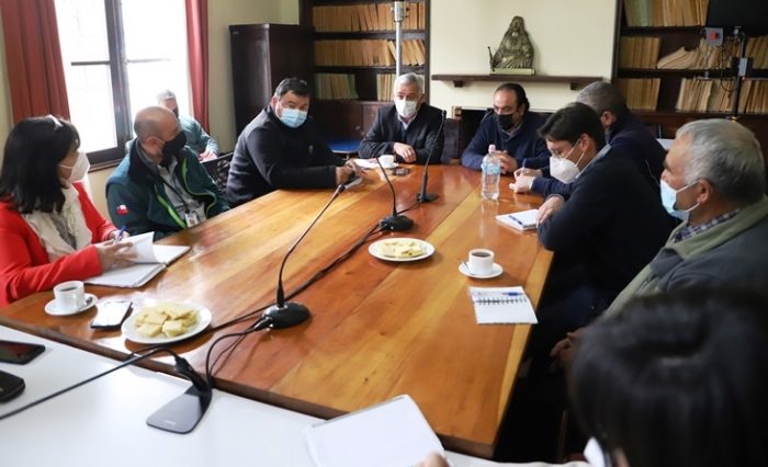 Gobernador Regional y autoridades planifican ayudas a pequeños agricultores afectados por la sequía