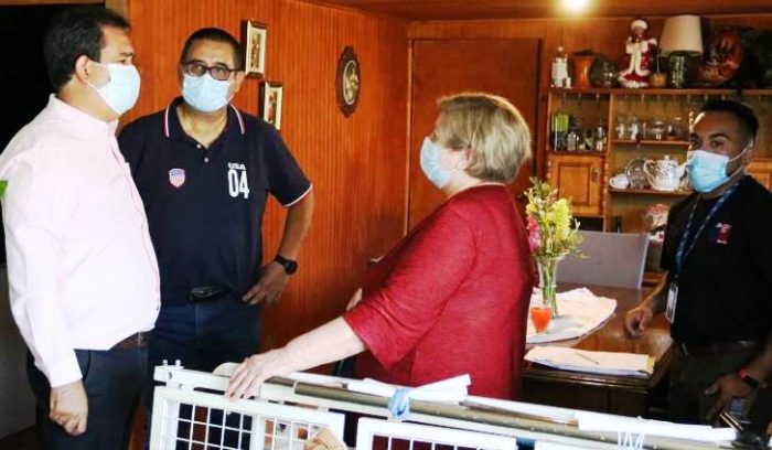 Alcalde Juan Carlos Abud entrega catres clínicos, sillas de ruedas y otras ayudas técnicas a vecinos de Machalí