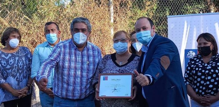 Familias de Litueche reciben 51 contenedores de basura y protegen su entorno