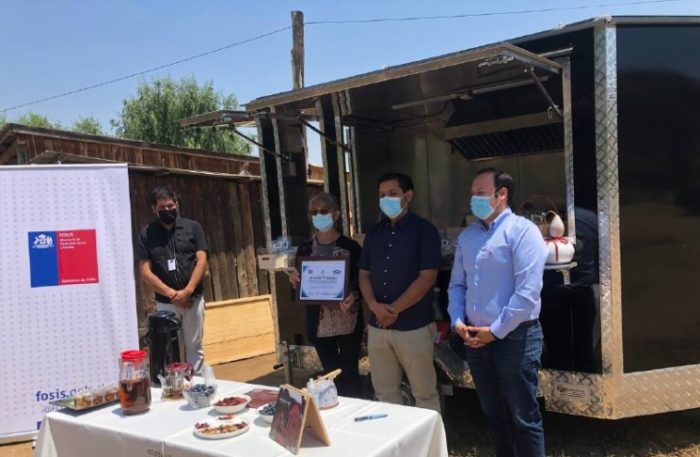 A bordo de food truck venden hierbas y frutas deshidratadas en la ruta
