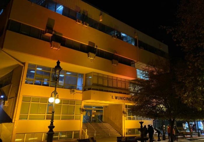 Municipalidad de Rancagua iluminó su edificio central para concientizar sobre la Esclerosis Múltiple