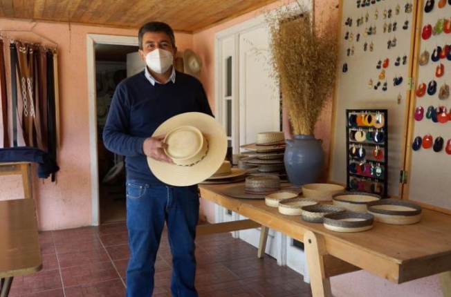 Artesano Nibaldo Muñoz mantiene la tradición de confeccionar  chupallas en su taller de adobe en Santa Cruz