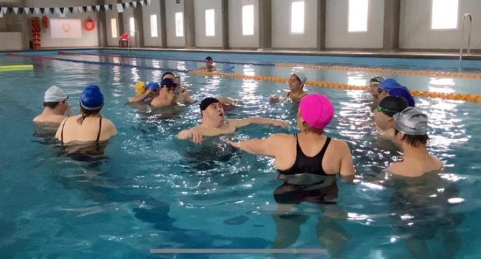 Jóvenes con discapacidad aprenden a nadar gracias a proyecto financiado por el Gobierno Regional