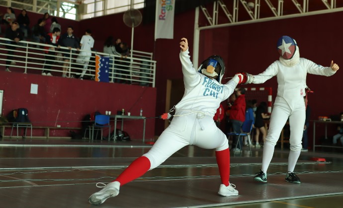 100 esgrimistas de todo Chile compitieron este fin de semana en el gimnasio del Complejo Deportivo Patricio Mekis