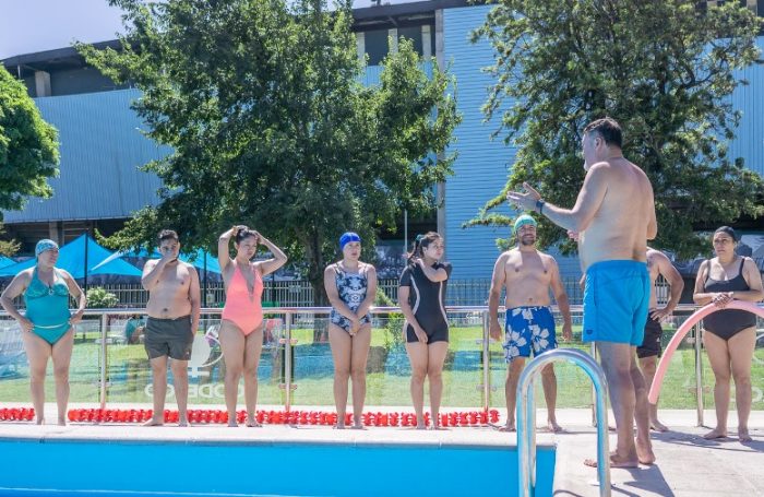 Vecinos de Rancagua disfrutan de clases de natación en Estadio El Teniente