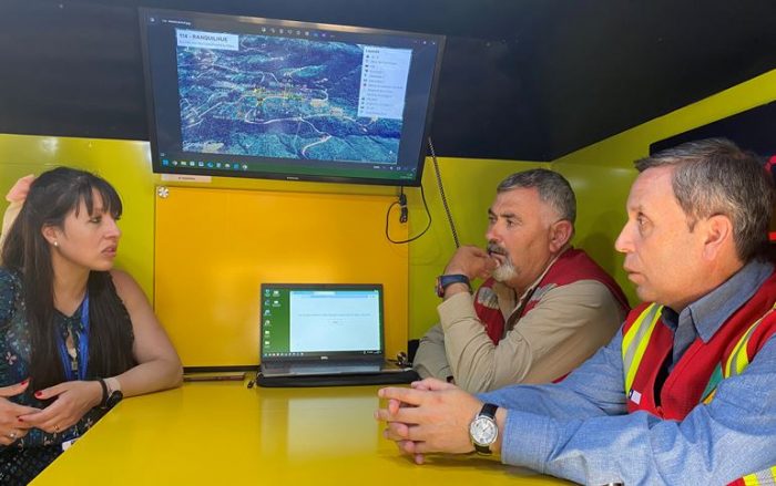 Adultos mayores de Pumanque reciben apoyo para limpiar y desmalezar los alrededores de sus viviendas