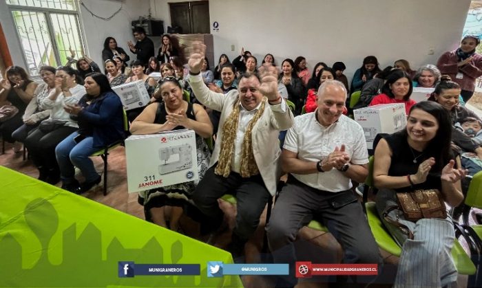 Alcalde Segovia firma convenio con empresa Janome que beneficiará a emprendedoras de Graneros