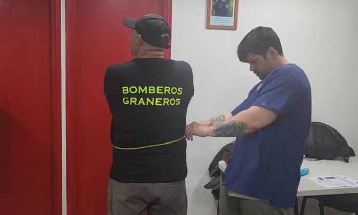 Alcalde Segovia impulsa inédita iniciativa que permite crear fichas médicas a bomberos de Graneros