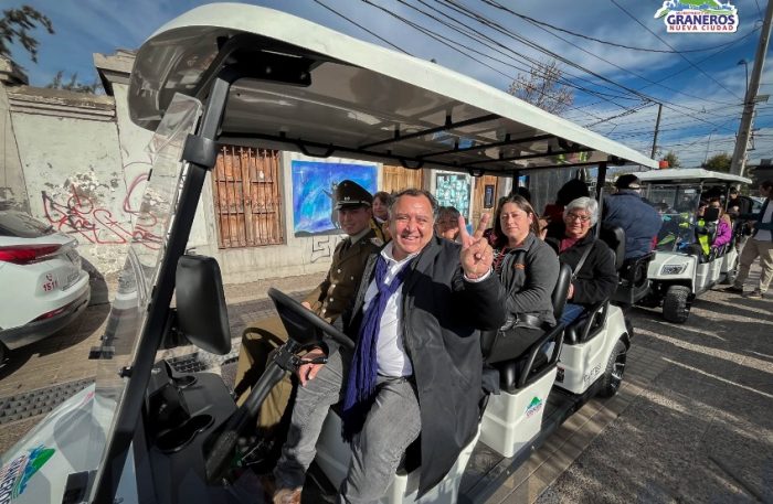 Alcalde Claudio Segovia entrega vehículos VAM para adultos mayores de Graneros
