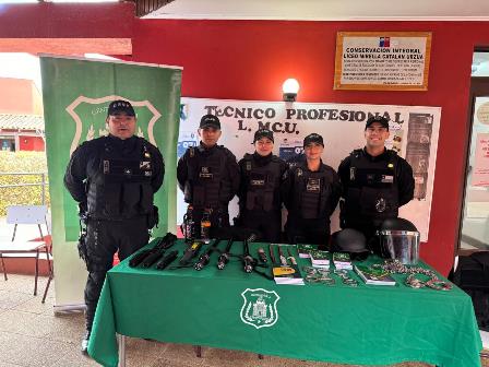 Funcionarios de la USEP de Santa Cruz participaron en feria educacional