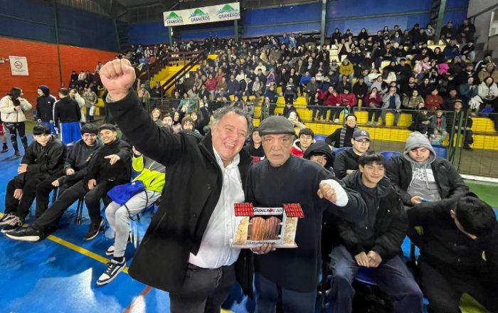 No sólo Farkas, alcalde de Graneros también tiende una mano al gran Martín Vargas