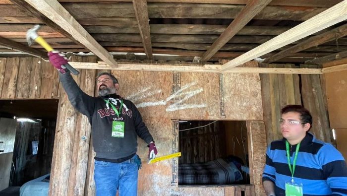 De la sala al terreno: docente se une al voluntariado de Santo Tomás