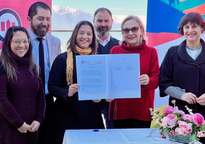 Con firma de Cecilia Morel: Fundación Futuro y universidad Andrés Bello sellan alianza
