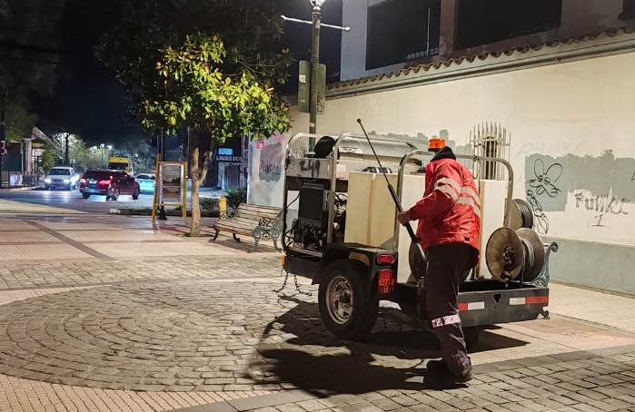 Municipalidad refuerza con más trabajadores y maquinaria las labores de limpieza en centro de Rancagua