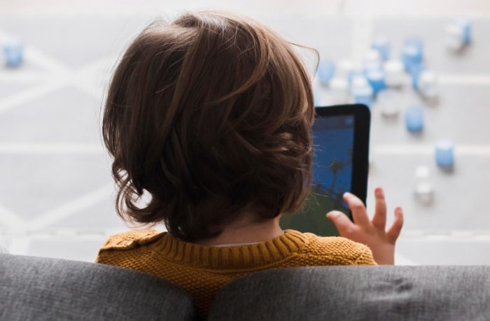 Pantallas y desarrollo infantil: Cómo el uso excesivo afecta el lenguaje, la empatía y las habilidades sociales