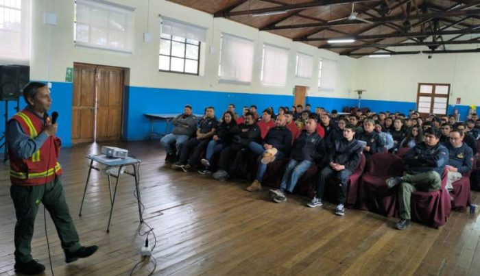 CONAF lleva a cabo capacitaciones a Bomberos y Brigada de Aviación para fortalecer la respuesta ante incendios forestales en la región