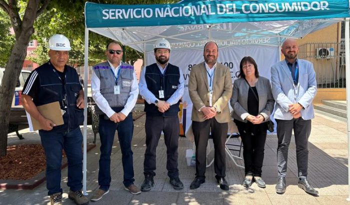 SERNAC y SEC fiscalizan luces de navidad junto al SEREMI de Economía