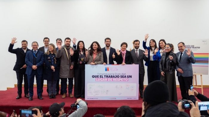 Gobierno firma compromiso por la inclusión laboral LGBTIQA+ y presenta guía para mejorar atención a la comunidad en servicios públicos