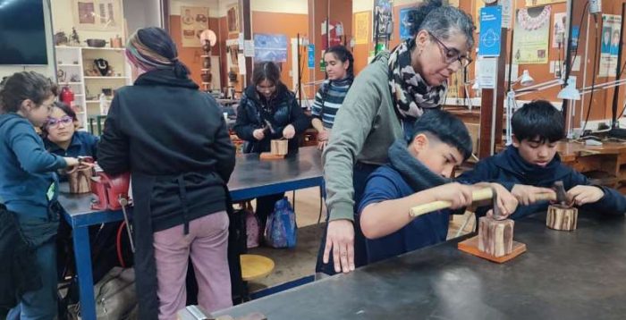 Historia y tradición: estudiantes del Colegio Gabriela Mistral vivieron la experiencia de la orfebrería en Coya