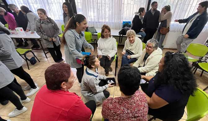 “Memorias vivas”: Estudiantes de Santo Tomás promueven la inclusión de personas mayores a través del arte