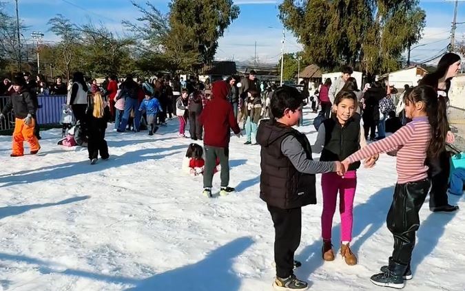Cientos de familias dieron vida al exitoso inicio del Parque de Nieve en Rancagua