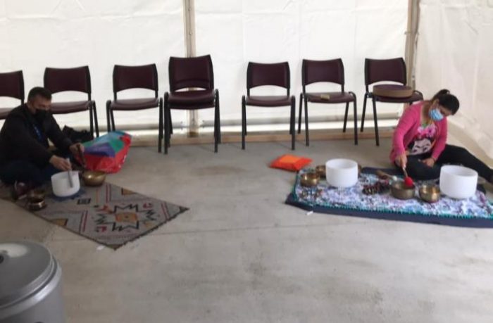 Funcionarios del Hospital de Lolol recargan energías por medio de la sonoterapia