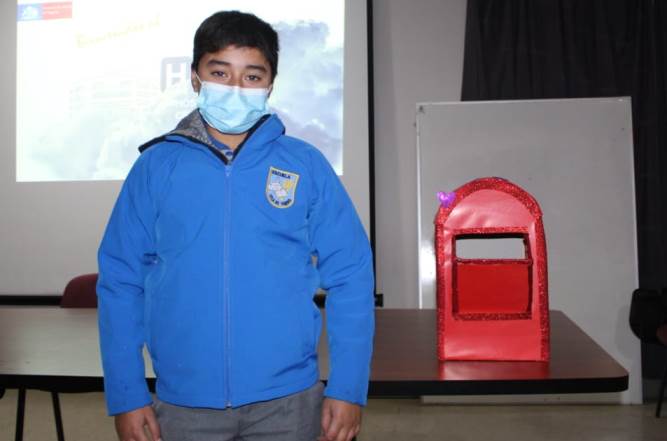 Alumnos de Isla de Yáquil agradecen a funcionarios de Hospital de Santa Cruz