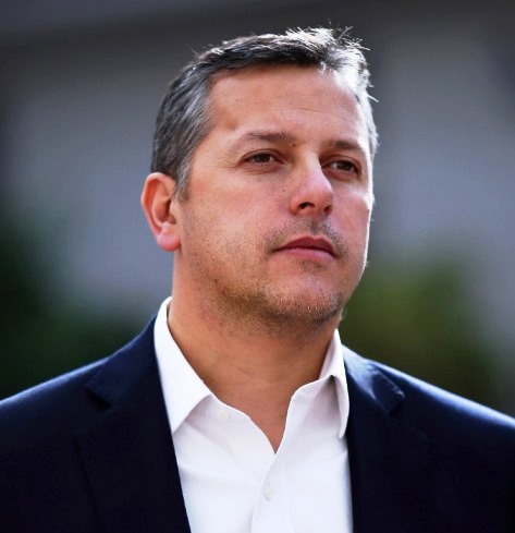 Diputado Masferrer solicita mantener colegios abiertos y diferenciar horario de toque de queda por regiones