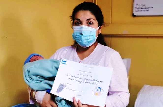 Madres y sus recién nacidos reciben diplomas por fomentar la lactancia materna