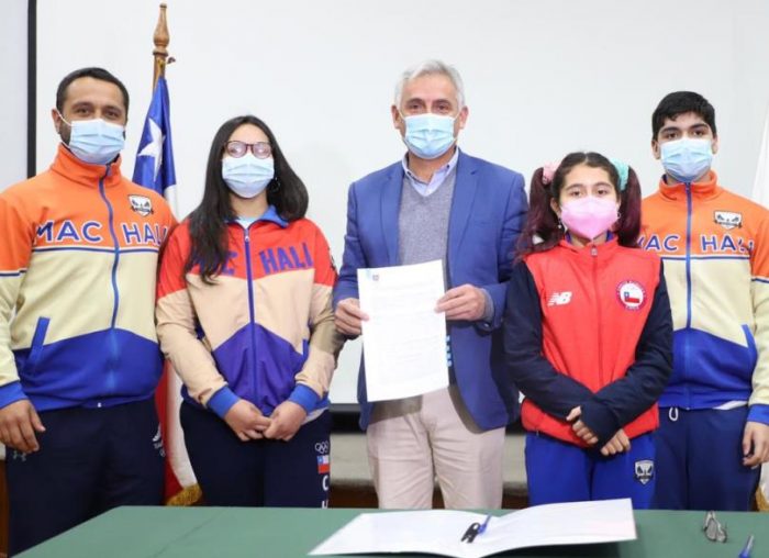 Gobernador Regional entrega recursos 6 %  a deportistas y adultos mayores de la región