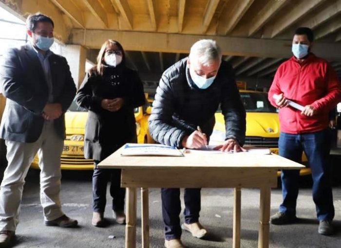Gobernador Regional firma proyecto para sala de descanso de colectiveros rurales de la región