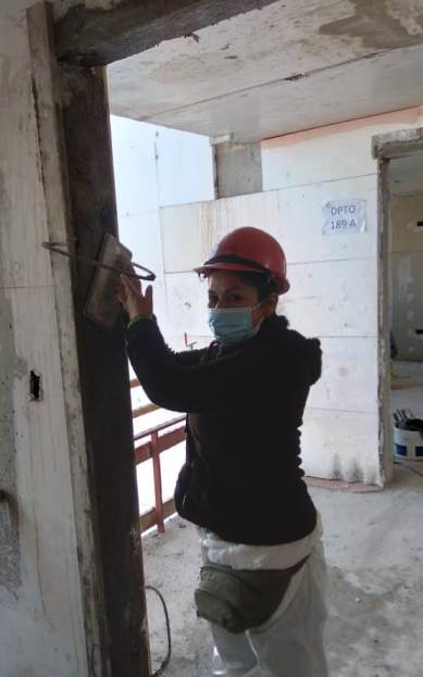 Romy, la albañil que rompe estereotipos en un oficio considerado sólo para hombres