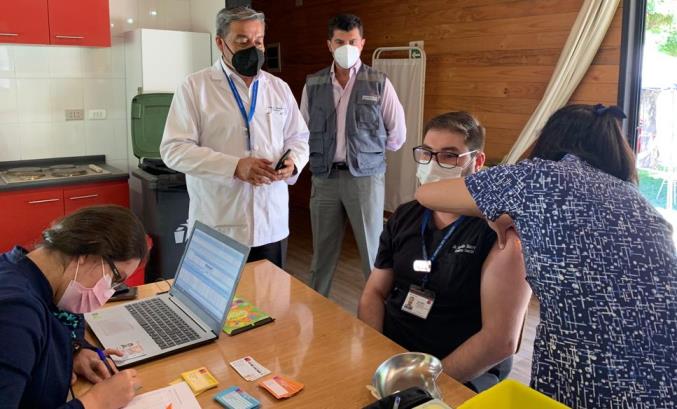 Comenzó en la región proceso de vacunación con cuarta dosis para funcionarios de salud