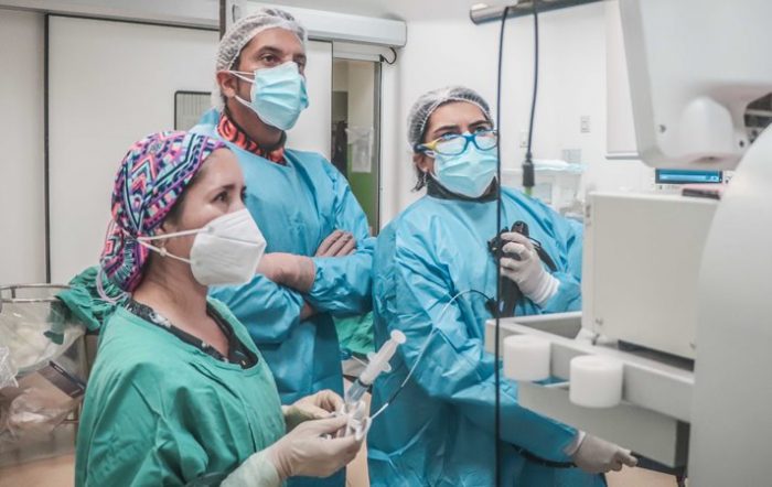 Médico del HRLBO recibe distinción internacional por innovación en cirugías endoscópicas