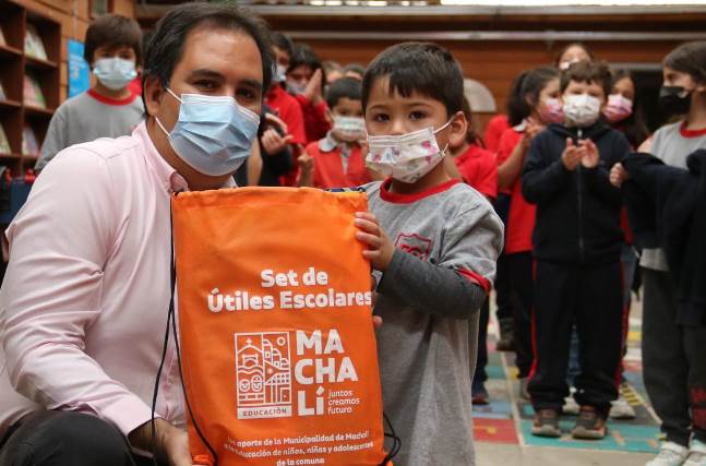 Aplaudida medida: Alumnos de todos los colegios municipales de Machalí reciben sets de útiles escolares