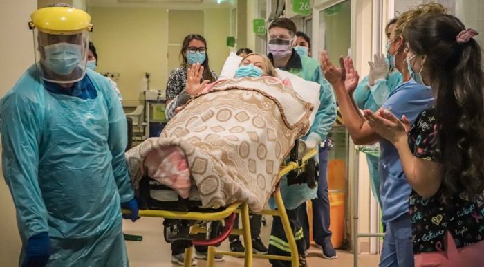 Paciente de 70 años recibe alta tras permanecer dos meses en UCI por COVID-19