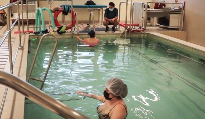 Hospital Regional rehabilita a sus pacientes con ejercicios al interior de piscina temperada