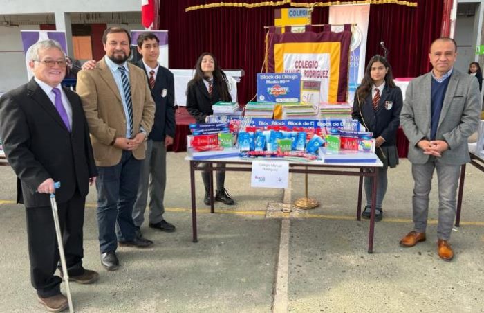 Agrupación Futuro y Esfuerzo entrega útiles escolares a estudiantes de colegios municipales