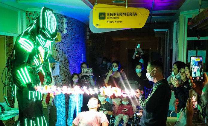 Robot Led alegró a pequeños hospitalizados en los Servicios de Pediatría del HRLBO