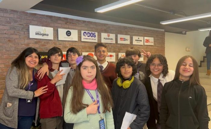 Estudiantes CORMUN del Taller de Periodismo Escolar UOH realizan visita pedagógica a estudios de Grupo Prisa