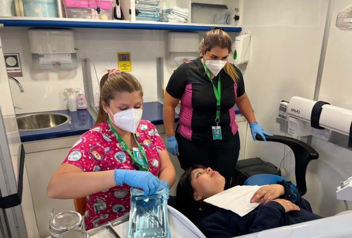 Clínicas Móviles Dentales de la CORMUN siguen atendiendo a estudiantes durante el verano