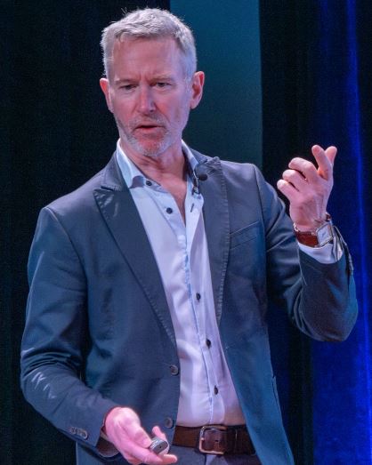 Experto mundial de asistencia presentó propuesta que permite revertir el ausentismo escolar