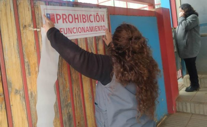 Autoridades hacen llamado a cumplir medidas sanitarias tras prohibición de funcionamiento de un establecimiento educacional en San Vicente