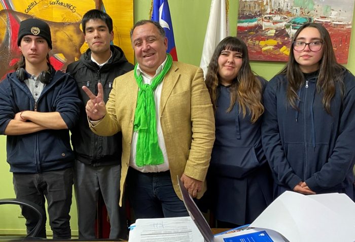 Alcalde y estudiantes sellan acuerdo por la educación pública de Graneros