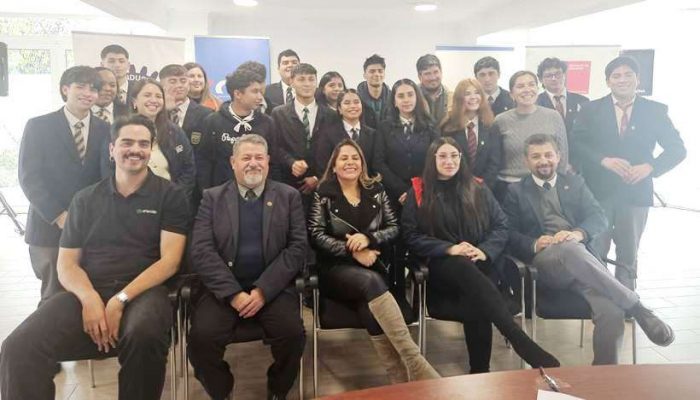 Santo Tomás Rancagua apoya la formación ciudadana en torneo de debates con liceos técnico-profesionales